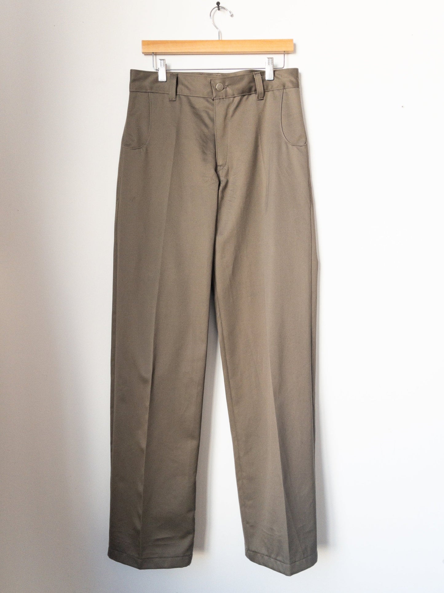 pressed trousers, cotton twill, enzyme-finished