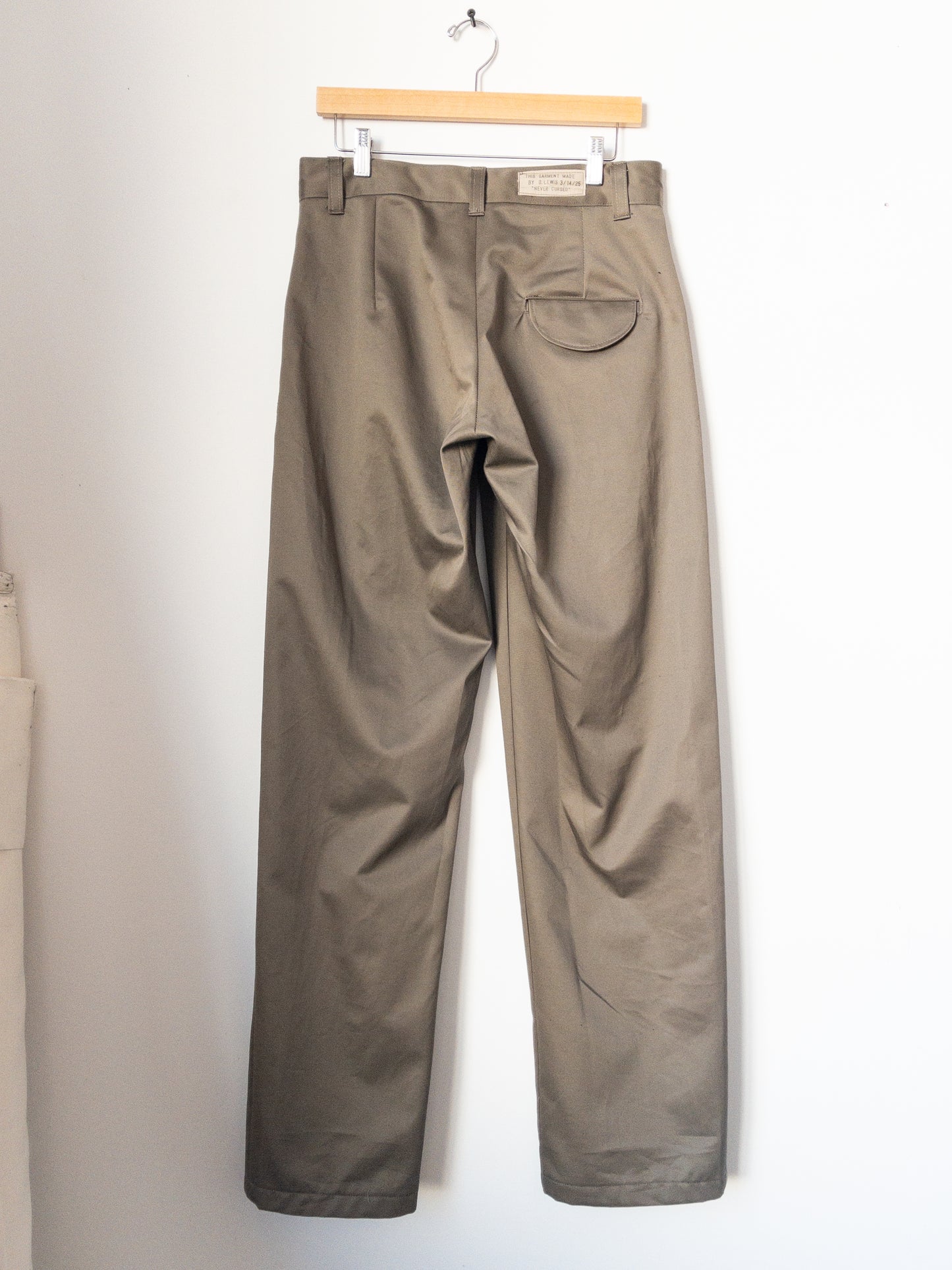 pressed trousers, cotton twill, enzyme-finished