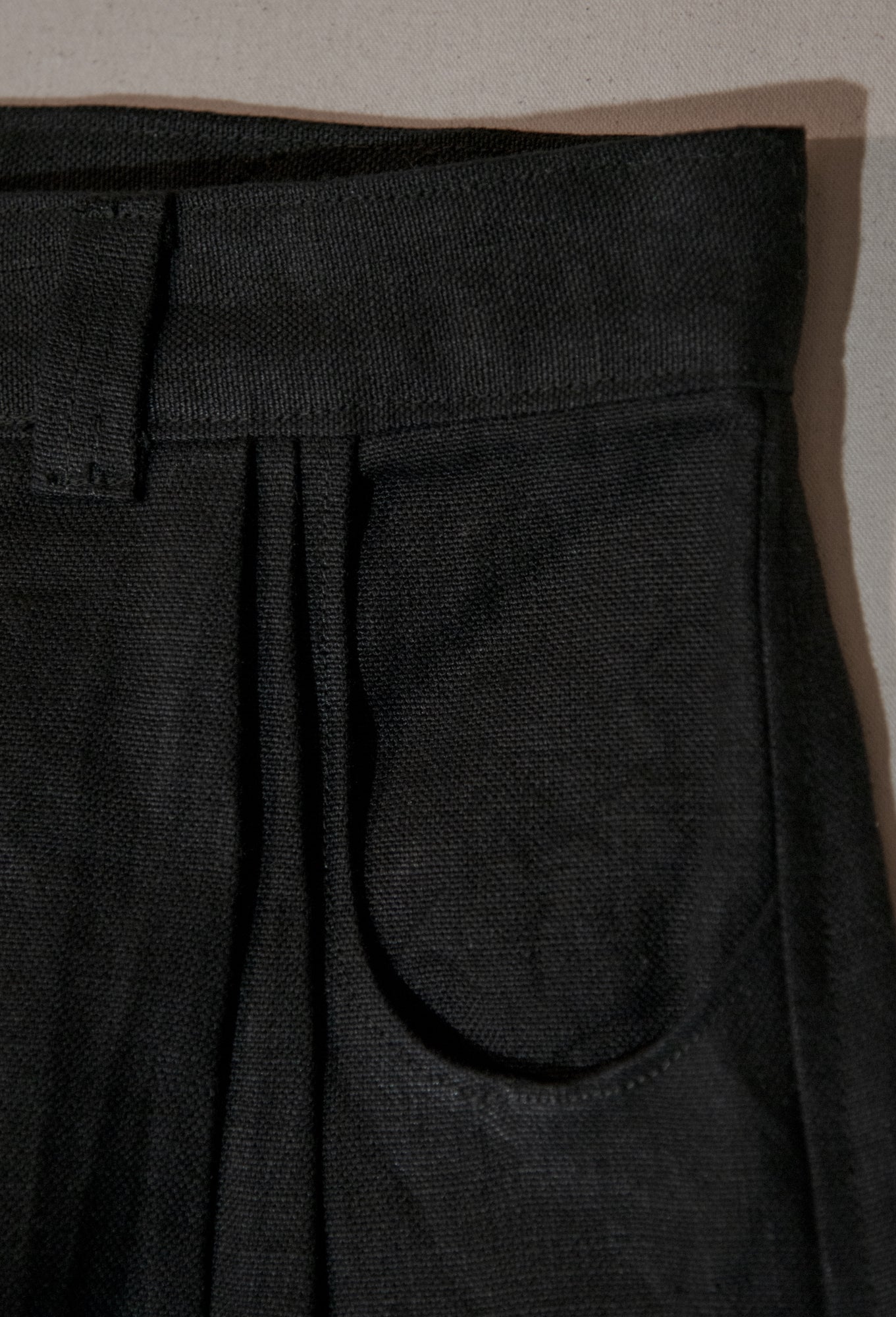 double pleated trousers in heavy belgian linen - black